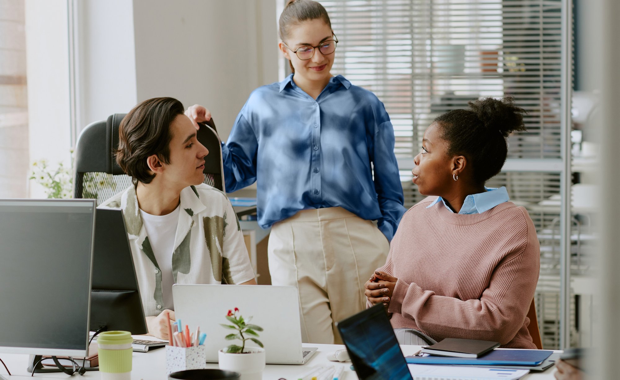 Kolleger-der-snakker-om-emosjonelle-krav