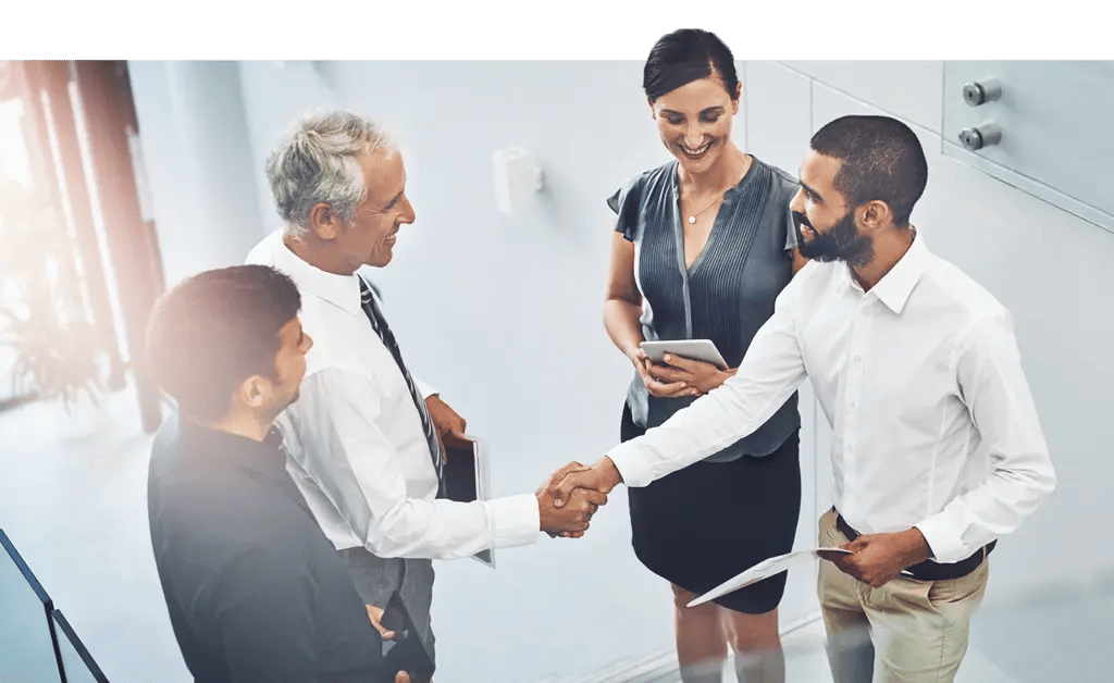 tre medarbejdere tager afsked med en kollega