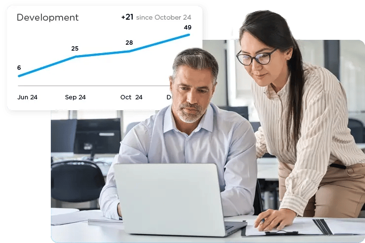 Kollegaer snakker om eNPS score foran computer