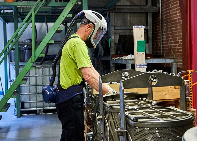 Mand med sikkerhedsudstyr på